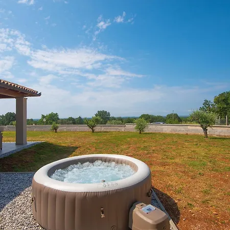 Holiday Home With Hot Tub Valtura, Pula - 22784 Prázdninový dům