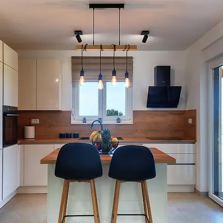 House With A Parking Space Valtura, - 22784 Πούλα