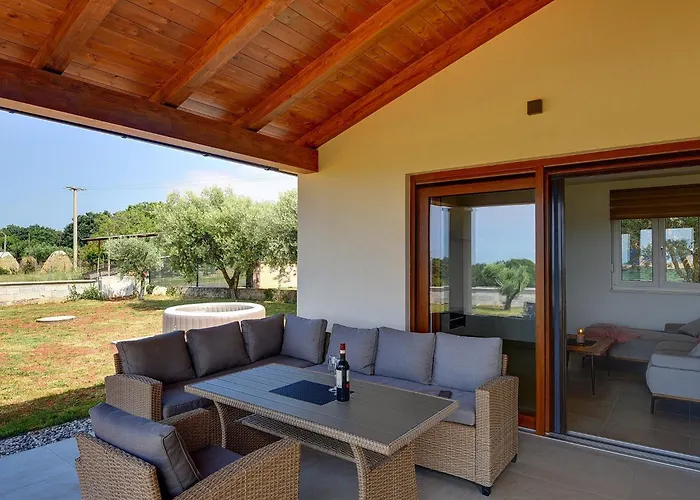 بيت للعطل House With A Parking Space Valtura, - 22784 بولا